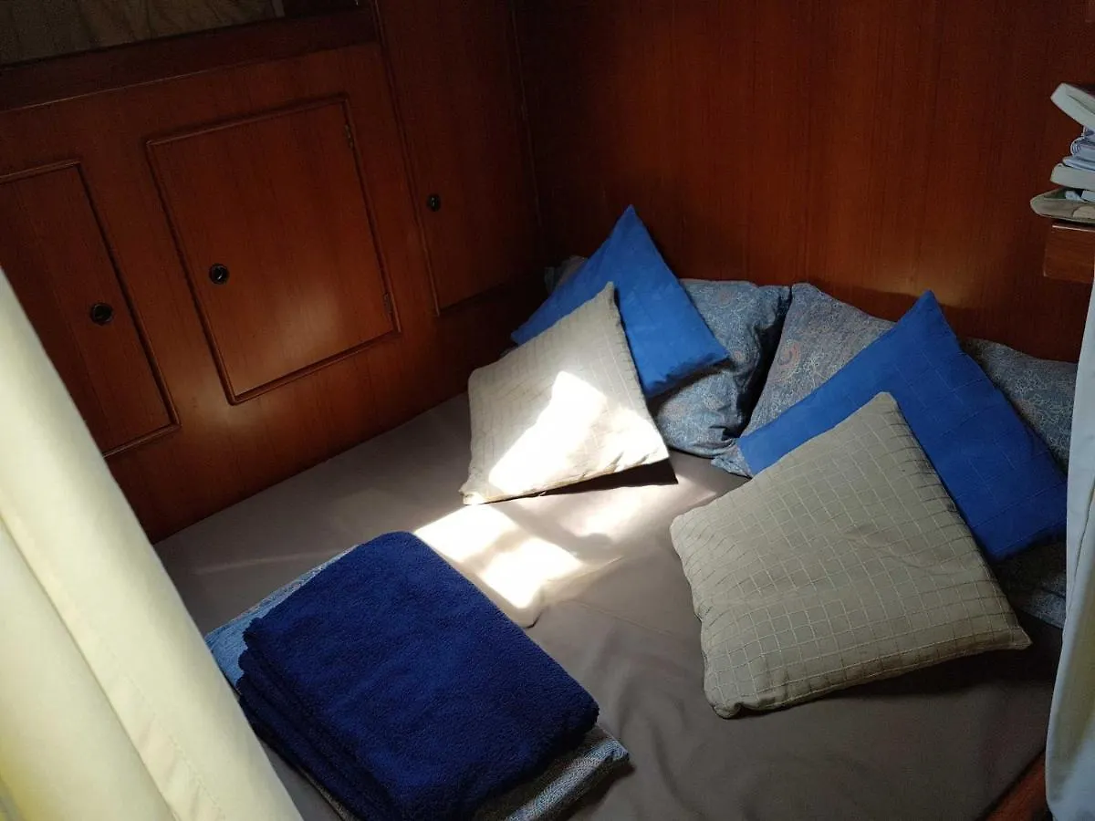 Hotel na wodzie Stay On A Beautiful Ocean Going Classic Schooner! Barcelona Hiszpania