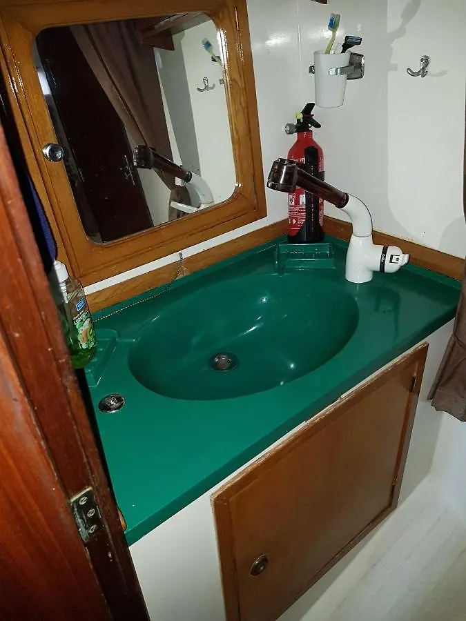 Stay On A Beautiful Ocean Going Classic Schooner! Barcelona Hotel na wodzie