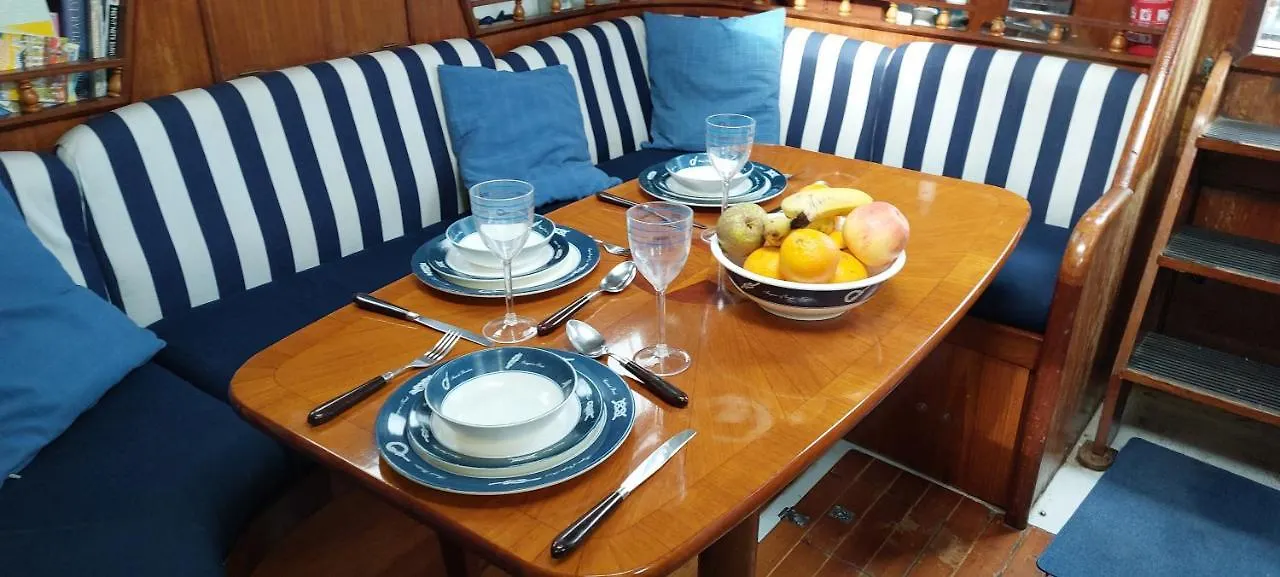 Hotel na wodzie Stay On A Beautiful Ocean Going Classic Schooner! Barcelona Hiszpania